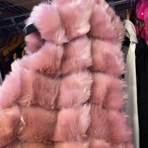 Pink fuzzy vest - Picture 3 of 3